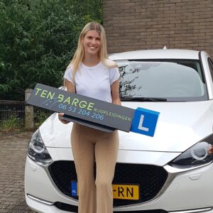 Cheyenne is geslaagd voor haar rijbewijs Cheyenne is geslaagd voor haar rijbewijs
