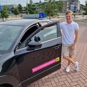 Daan is geslaagd voor zijn rijbewijs Daan is geslaagd voor zijn rijbewijs