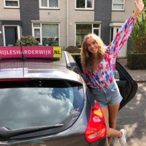 Dagmar geslaagd Dagmar-is-geslaagd-voor-haar-rijbewijs