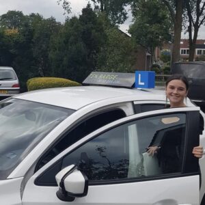 Romee is geslaagd voor haar rijbewijs Romee geslaagd-rijbewijs