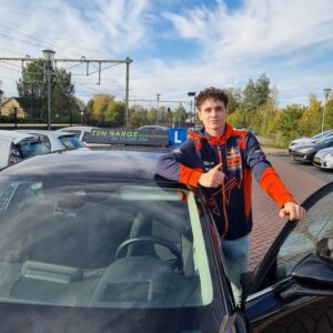 Jarno-is-geslaagd Jarno-geslaagd-auto-rijbewijs-tenbarge-rijopleidingen