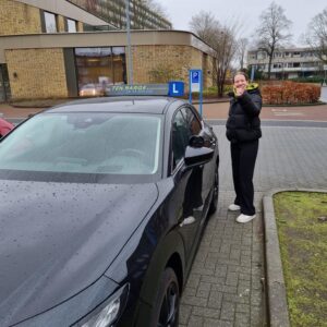 Celina is geslaagd voor haar rijbewijs Celina is geslaagd voor haar auto rijbewijs