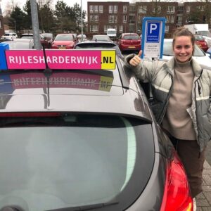 Hasse is geslaagd voor haar rijbewijs Hasse is geslaagd voor haar rijbewijs