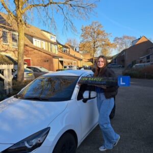 Sara is geslaagd voor haar rijbewijs Sara heeft haar rijbewijs gehaald