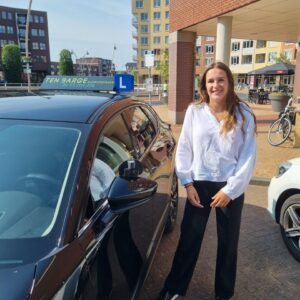 Nicky is geslaagd voor haar rijbewijs Nicky is geslaagd voor haar rijbewijs